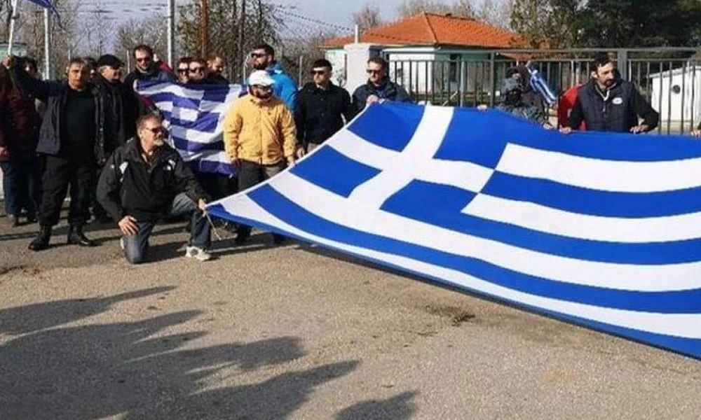 Έβρος: Σπασμένα κράνη και ασπίδες - Συγκεντρώνεται κόσμος στις Καστανιές